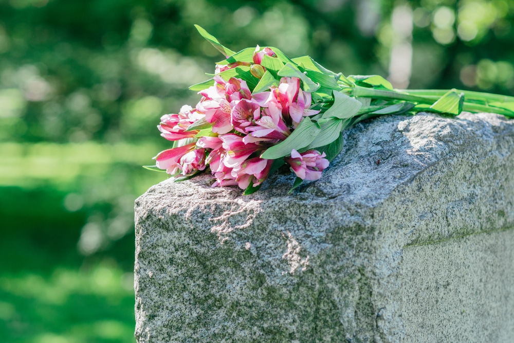 Buket cvijeća na grobu