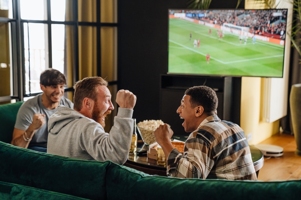 prijatelji gledaju nogometnu utakmicu na televiziji