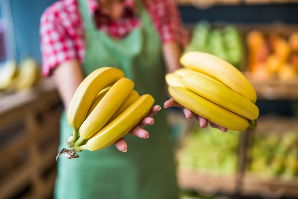 Kako zaustaviti proljev: Radnik nudi svježe banane.